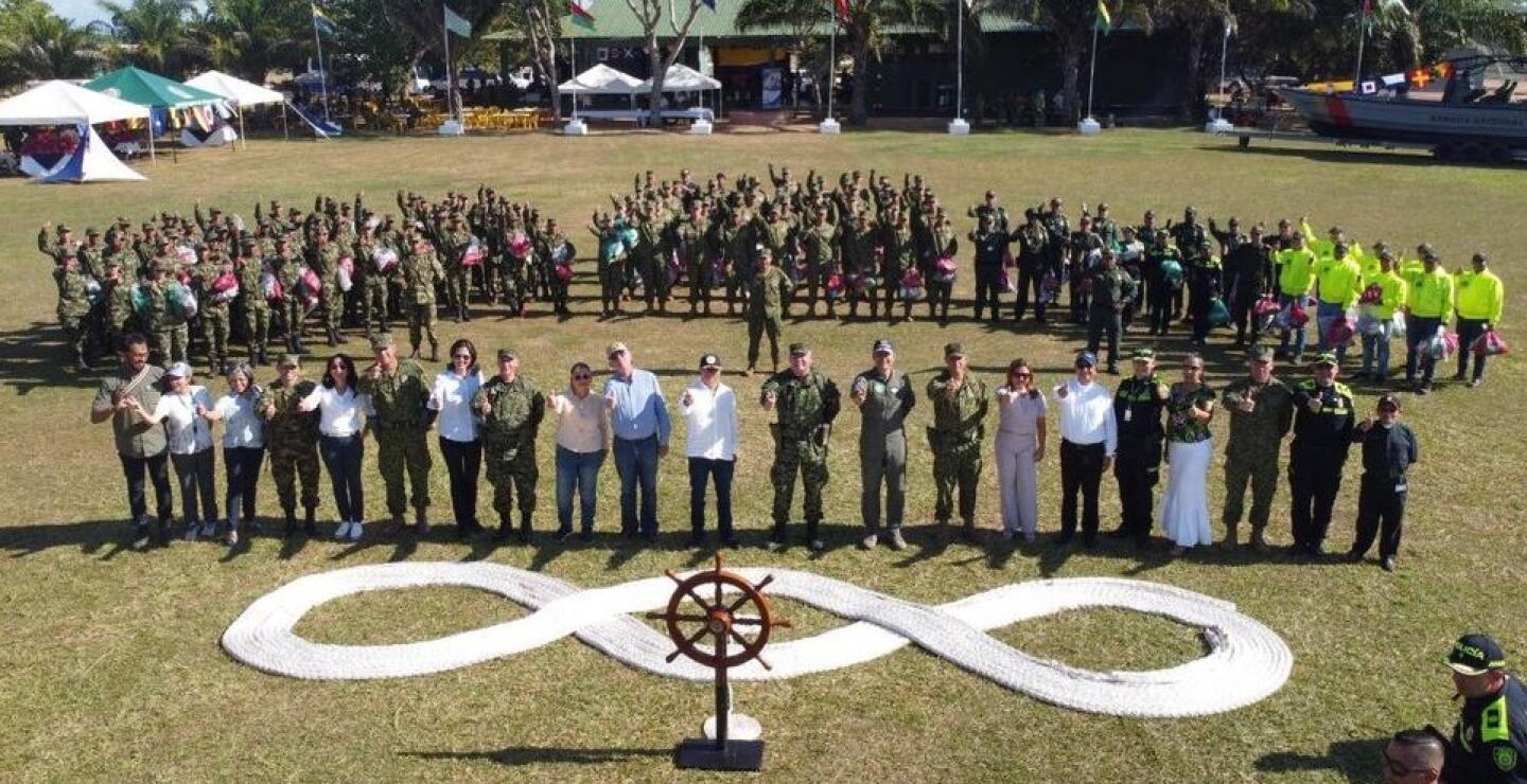 Presidente Gustavo Petro llevó saludo de Navidad y entregó regalos a militares de zonas apartadas