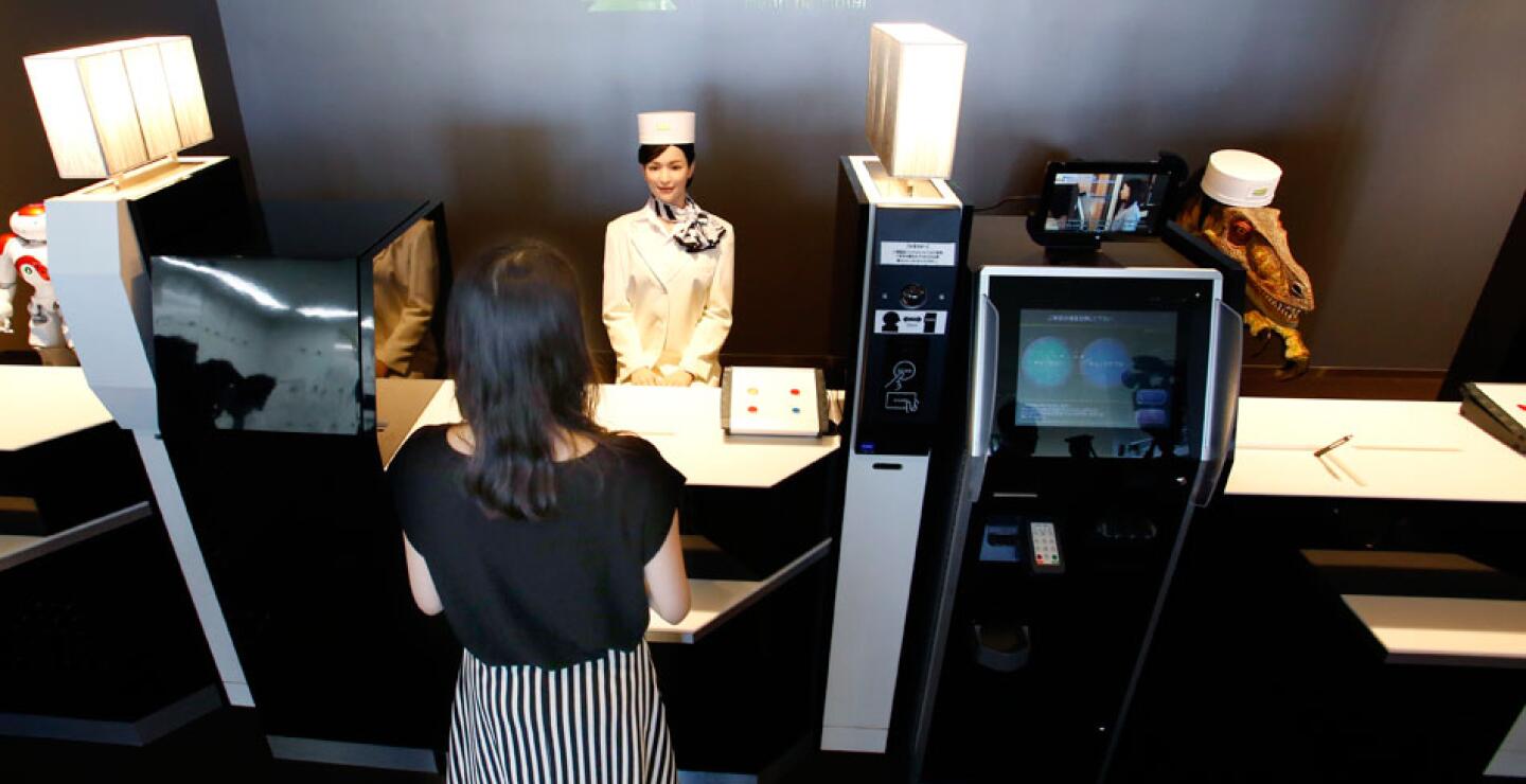 El robot recepcionista que habla inglés tiene la apariencia de un dinosaurio y el que habla japonés semeja a un humanoide con pestañas.