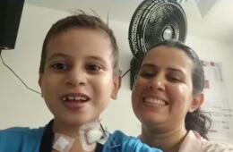Lucas y su mamá.