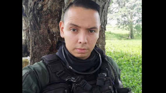 Policía que estaba de vacaciones 