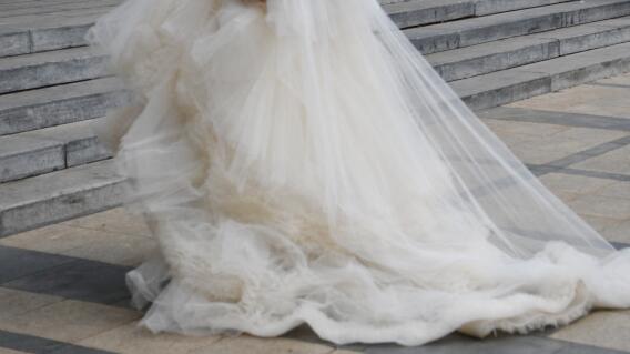 Diseñador creo un vestido de novia utilizando 1.500 tapabocas reciclados Diseñador creo un vestido de novia utilizando 1.500 tapabocas reciclados