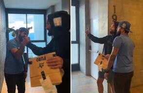 Maluma conmueve con gesto hacia un repartidor