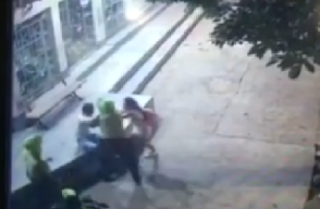 145091_En el video difundido en redes sociales puede observarse cómo el agente golpea al joven. Foto: captura de video suministrado por la familia.