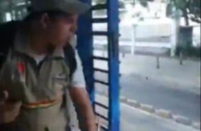 333432_Blu Radio/ Guía de Transmetro que lanzó a un evasor a la vía. Foto: Tomada de video