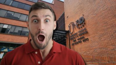 Hombre sorprendido con la UNAD de fondo. Hombre sorprendido con la UNAD de fondo.