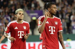 Michael Olise junto a Luis Díaz en uno de los partidos con Bayern Múnich. 