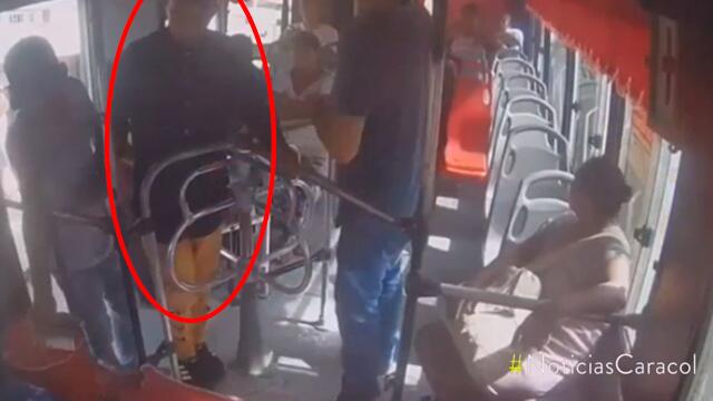 Este ladrón hizo saltar de un bus en movimiento a varios pasajeros en Barranquilla