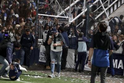 El partido entre Gimnasia y Esgrima de la Plata y Boca Juniors fue suspendido por incidentes. El partido entre Gimnasia y Esgrima de la Plata y Boca Juniors fue suspendido por incidentes.