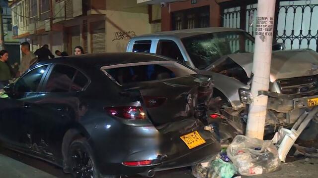 Mujer que aprendía a conducir se llevó un carro y un portón por delante: “En vez de frenar, aceleró”