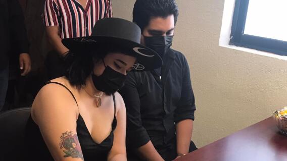 Pareja casándose en una vestimenta algo casual en México. Pareja casándose en una vestimenta algo casual en México.