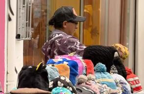 Tasa de desempleo bajó en abril, pero mujeres siguen siendo más afectadas