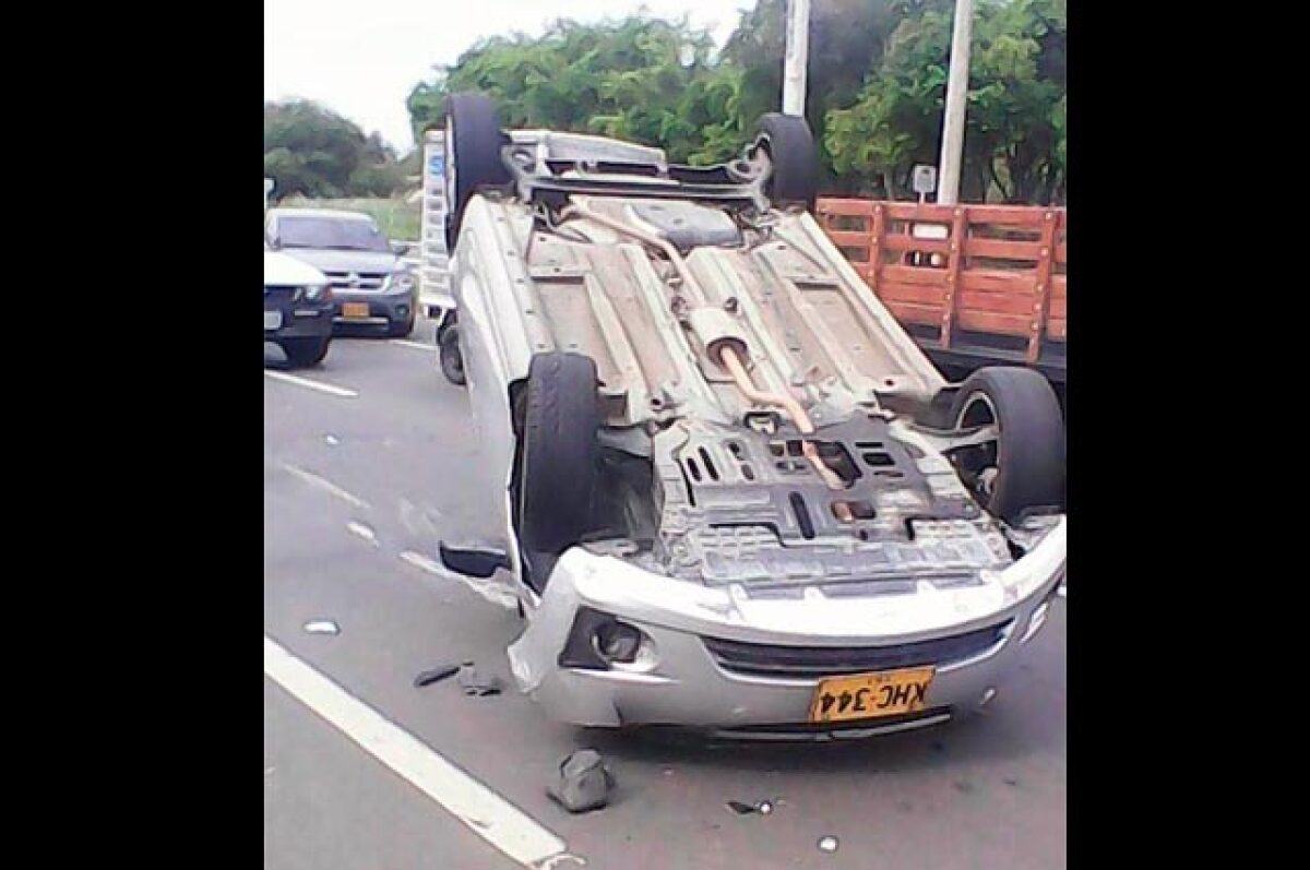 190315-carro-volcado-movilidad-cali.jpg
