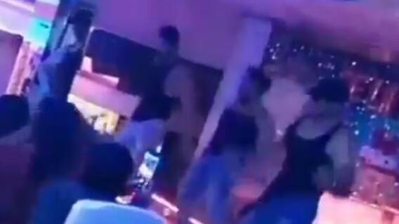 Denuncian que un alcalde contrató estríperes masculinos para celebrar el Día de la Madre 