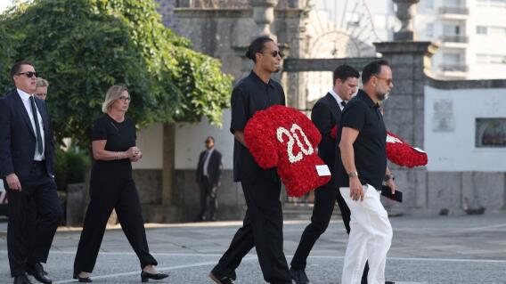 Virgil Van Dijk llevando flores tras al muerte de Diogo Jota Virgil Van Dijk llevando flores tras al muerte de Diogo Jota