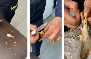 Una mujer intenta entrar drogas dentro de huesos de pollo a una estación de Policía en Antioquia