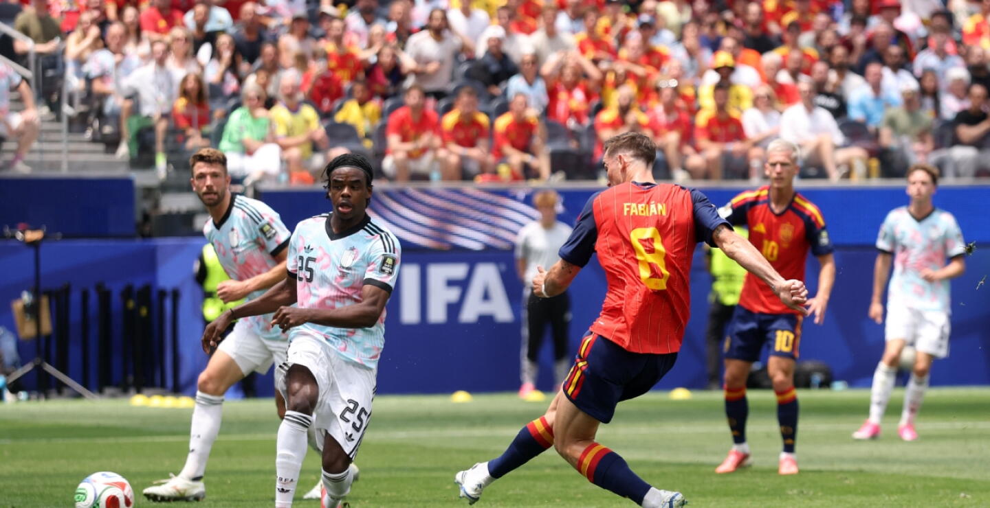 Acción de juego entre España y Bélgica por los cuartos de final del Mundial 2026.