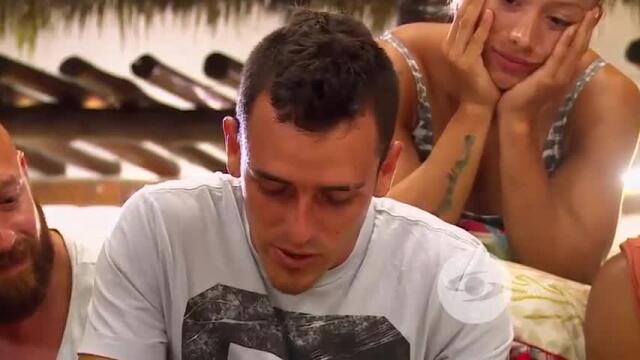 Héctor se recarga de energía con una llamada a su novia Héctor se recarga de energía con una llamada a su novia