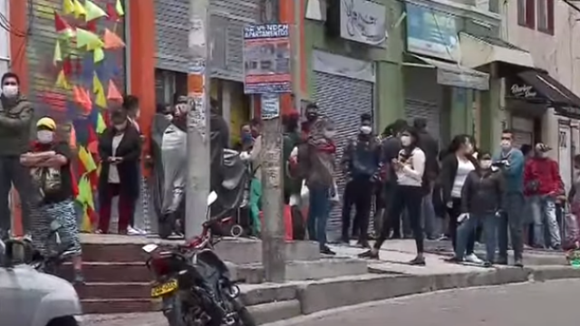 Piden medida de pico y cédula para el barrio 20 de Julio, donde hay ríos de gente en las calles 