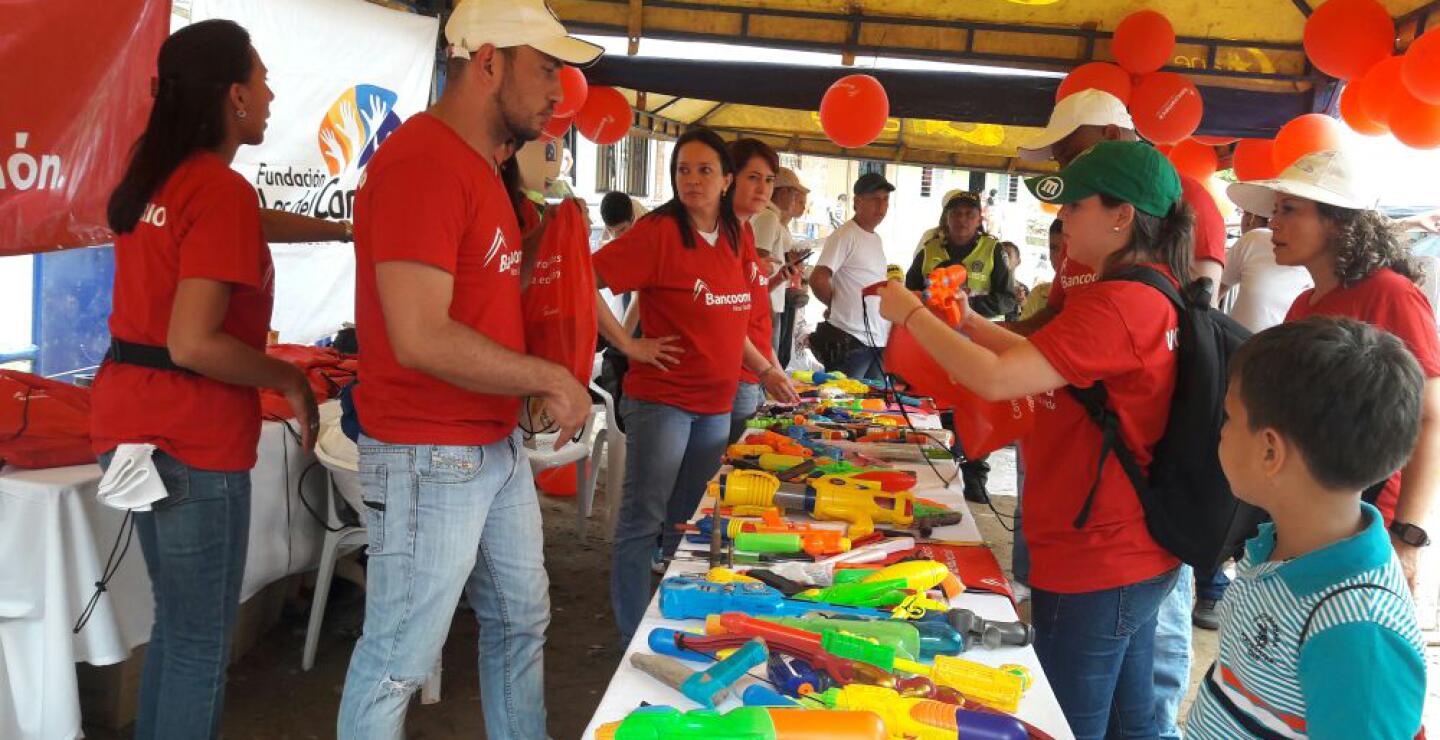 282903_Blu Radio / Cambiaron armas y juguetes bélicos por kits escolares en ladera de Cali. Foto: Cortesía.