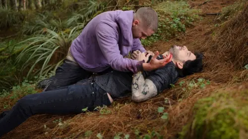 Charly enfrenta a Titano, pero recibe dos impactos de bala