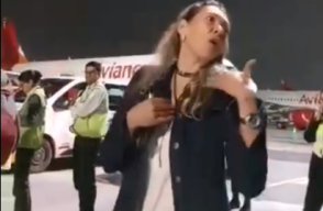 Mujer humilla a policía en aeropuerto de Bogotá