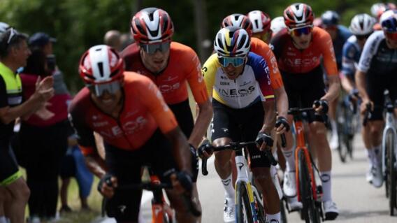 Egan Bernal en la etapa 13 del Giro de Italia 2025.