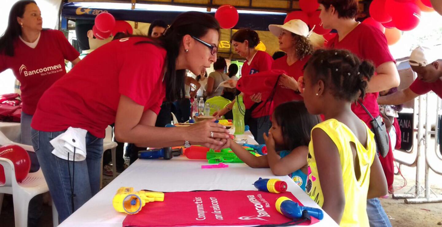 282902_Blu Radio / Cambiaron armas y juguetes bélicos por kits escolares en ladera de Cali. Foto: Cortesía.