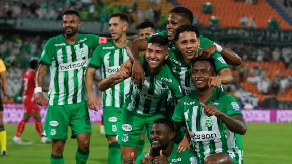Jugadores de Atlético Nacional celebran uno de sus goles en la Liga BetPlay II-2024 del fútbol colombiano Jugadores de Atlético Nacional celebran uno de sus goles en la Liga BetPlay II-2024 del fútbol colombiano
