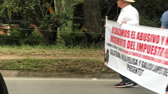 300233_BLU Radio. Habitantes de Ruitoque en Floridablanca manifestaron por supuesto incremento desorbitado del impuesto predial / Foto: cortesía