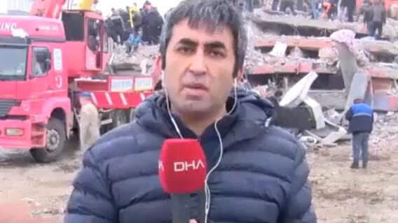 El comunicador estaba cubriendo la caída de un edificio cuando se presentó otro terremoto en Turquía, de magnitud 7,5. El comunicador estaba cubriendo la caída de un edificio cuando se presentó otro terremoto en Turquía, de magnitud 7,5.