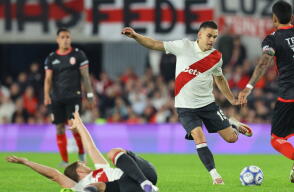 Rafael Santos Borré, delantero de River Plate, en medio del partido contra Barracas Central. 