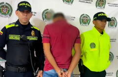 Agentes de la Policía Nacional de Colombia durante un procedimiento relacionado con el caso de la mujer hallada sin vida en el patio de su casa en Arauca