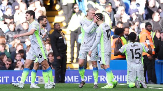 Jugadores del Manchester City y un festejo de gol contra Chelsea. 