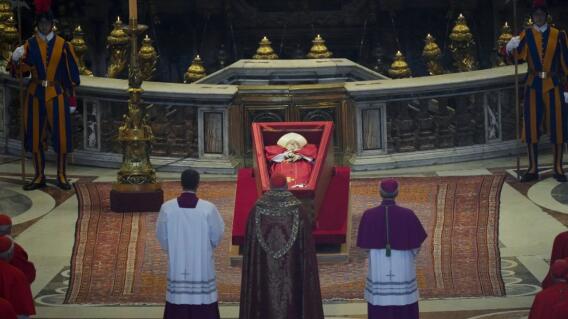 El féretro del papa Francisco fue colocado frente a la tumba de San Pedro El féretro del papa Francisco fue colocado frente a la tumba de San Pedro