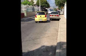 326157_Blu Radio / Momento en el que taxista se va con el coche. Foto:Tomada de video