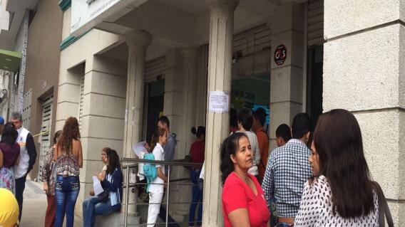 300947_Largas filas de usuarios de la EPS Asmet Salud en Bucaramanga se registran a diario en la sede de esta entidad/ foto: BLU Radio