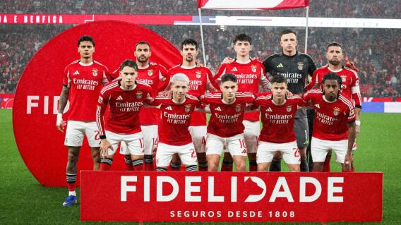 Richard Ríos en la formación del Benfica en partido contra Estoril por la Liga de Portugal. 