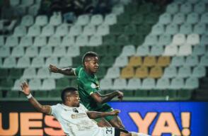 Deportes Quindío y Llaneros en acción de juego en los cuadrangulares de la B.  Deportes Quindío y Llaneros en acción de juego en los cuadrangulares de la B.