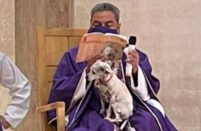 Padre da misa con su perro alzado