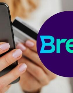 Un amujer pagando por celular junto al logo de Bre-B. 