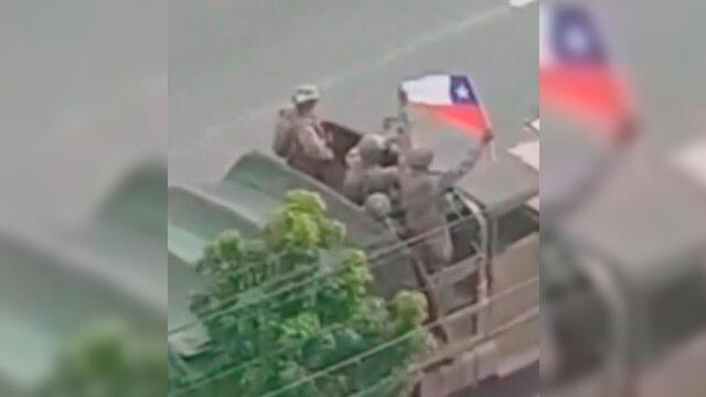 Una bandera de Chile unió por unos minutos a manifestantes y uniformados