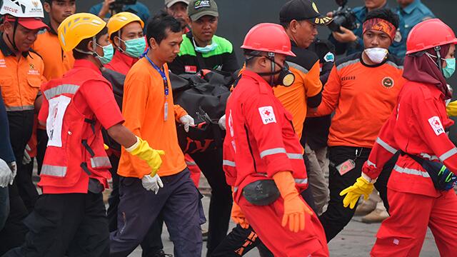 Ningún bebé sobrevivió en accidente aéreo en Indonesia como lo indican cadenas que rotan por redes Ningún bebé sobrevivió en accidente aéreo en Indonesia como lo indican cadenas que rotan por redes