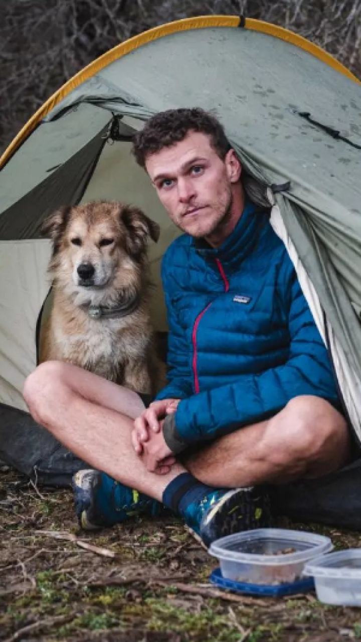 Les tomó siete años: hombre y su perro le dieron la vuelta al mundo caminando