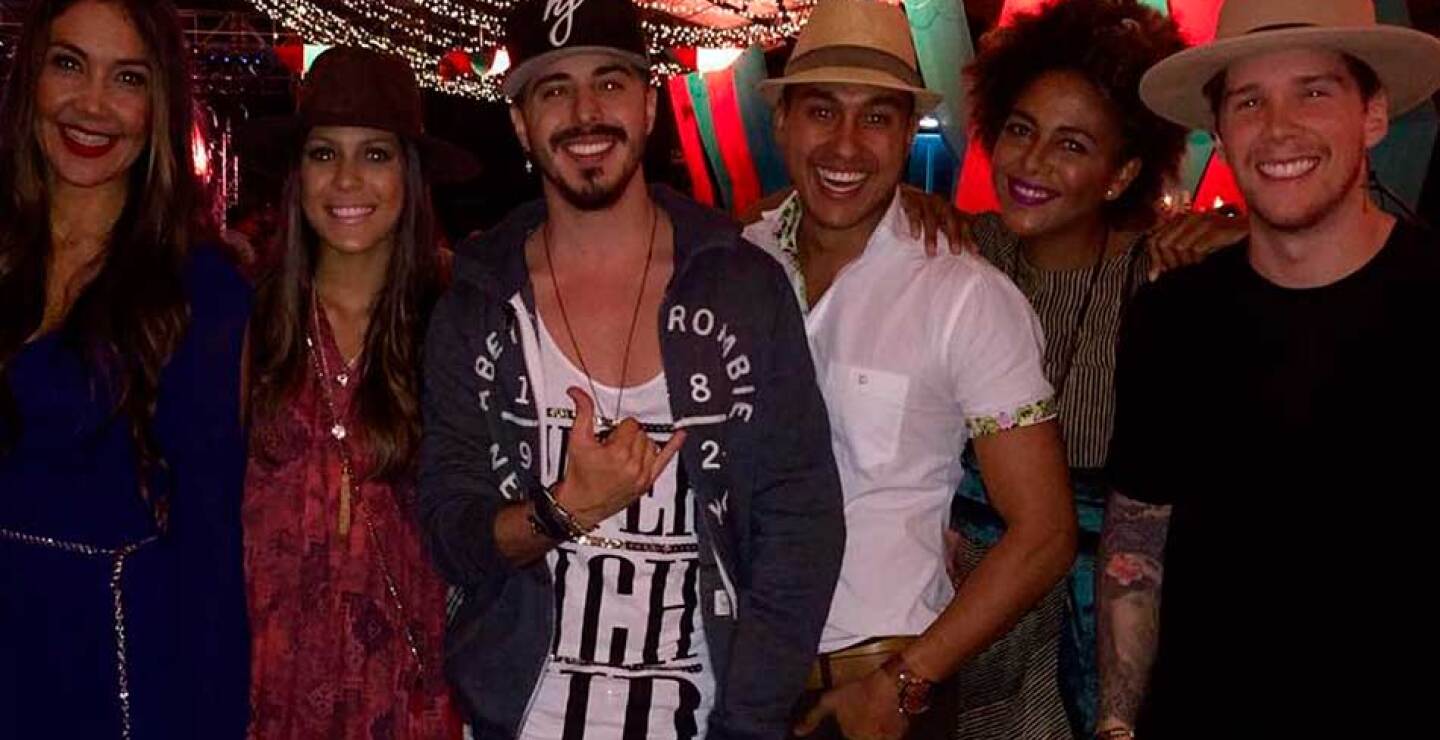 Mónica Moscoso y cantantes del grupo Piso 21 departieron en la fiesta.