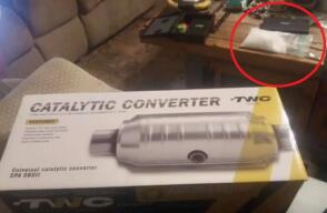 Anuncio de venta de  un convertidor catalítico con metanfetamina de fondo Anuncio de venta de  un convertidor catalítico con metanfetamina de fondo