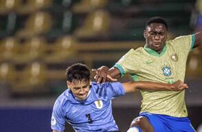 Acción de juego entre Brasil y Uruguay en el Sudamericano Sub-17. 