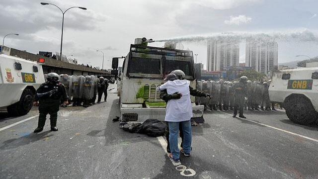 “No nos agredan, podemos ser médicos de ustedes”: doctor atacado tras abrazar a militar venezolano “No nos agredan, podemos ser médicos de ustedes”: doctor atacado tras abrazar a militar venezolano