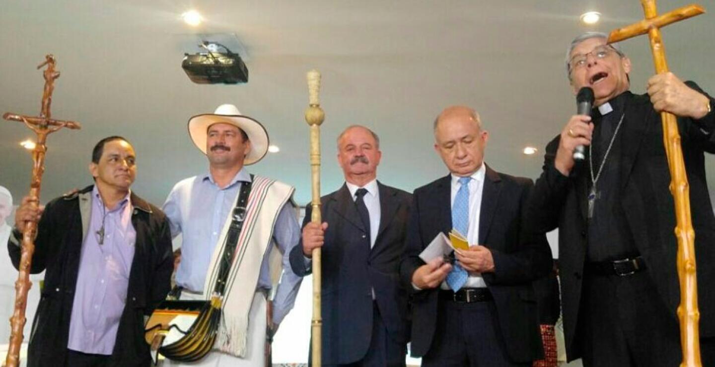 Los báculos fueron fabricados a mano por artesanos de la Federación Nacional de Cafeteros.