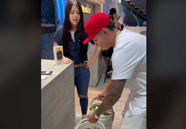 Reconocido influencer compró el iPhone 14 con canecas llenas de monedas - LaKalle