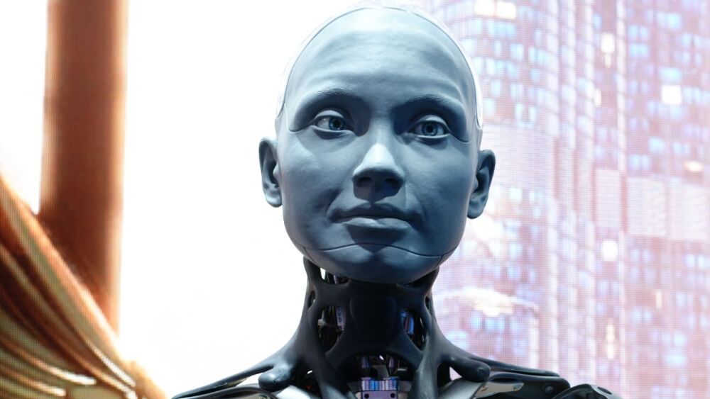 Un robot humanoide se muestra en el stand de la empresa de telecomunicaciones estatal de los Emiratos Árabes Unidos, Etisalat, por parte de e& corporation durante el Mobile World Congress (MWC), el mayor encuentro anual de la industria de las telecomunicaciones, en Barcelona el 26 de febrero de 2024. Un robot humanoide se muestra en el stand de la empresa de telecomunicaciones estatal de los Emiratos Árabes Unidos, Etisalat, por parte de e& corporation durante el Mobile World Congress (MWC), el mayor encuentro anual de la industria de las telecomunicaciones, en Barcelona el 26 de febrero de 2024.